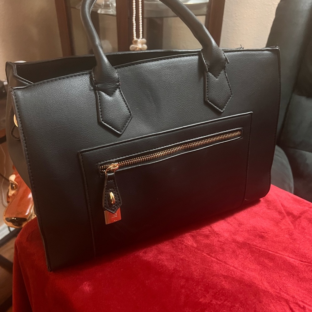 Classic Black Leather Shoulder Bag with Front Zip Pocket